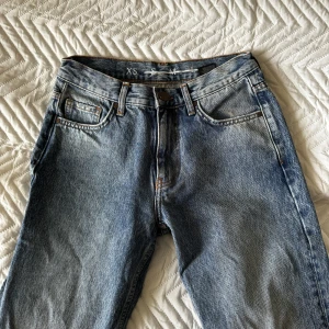 Jeans - Ett par blåa raka jeans från bik bok i storlek xs. Använt någon enstaka gång. Fler bilder eller frågor kan tas privat ☺️🩵