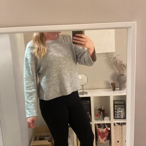 Stickad Tröja  - En grå stickad tröja från lager 157. Inte mycket använd alls och i jättebra skick. 