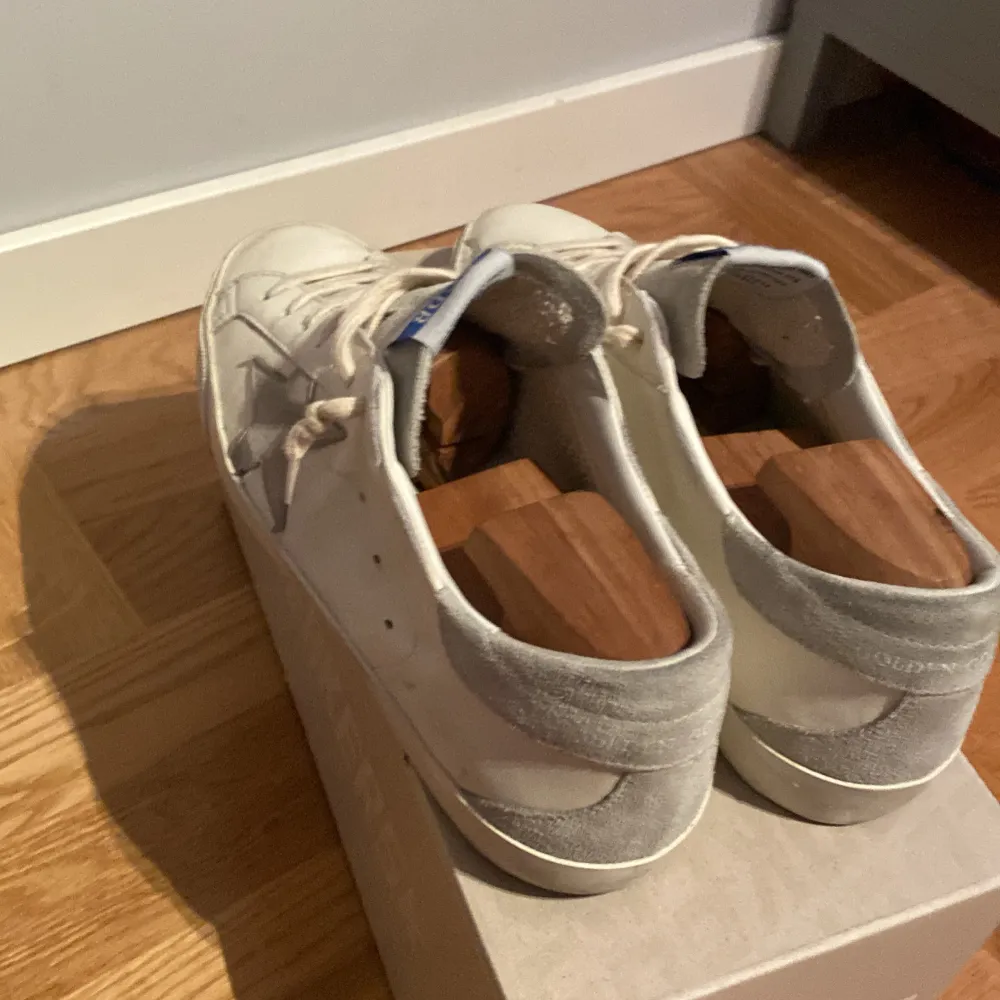 Säljer dessa Golden goose skor i storlek 42. Helt nya knappt använda och allt og ingår!. Skor.