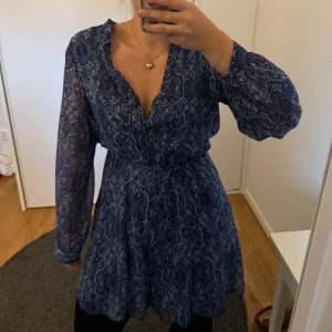 Klänning - Klänning från zara, storlek M. Nyskick