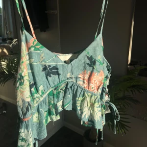 Gulligt linne - Gulligt linne i fina färger. Knyten på båda sidorna.