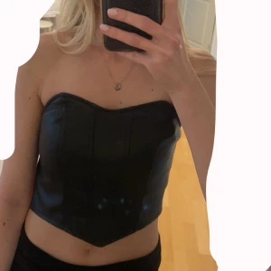 Topp - Topp i läderimitation. Aldrig använd, storlek XS. Dragkedja på sidan och ”gummirand” längst upp för den inte ska glida ner. Vid frågor/fler bilder skriv! Tar emot prisförslag❤️