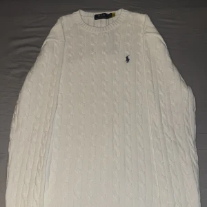 Ralph Lauren | Stickad Tröja - Säljer denna fina Ralph Lauren stickad tröja i storlek XL. Fick den i present därav medföljes det ej kvitto. Säljer den eftersom den var för stor på mig