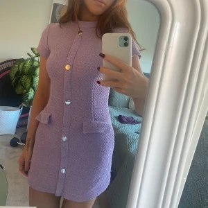 Klänning med knappar - Söt retro klänning från Zara, har inte hunnit använda den så den är som ny.