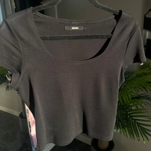 Svart topp - Svart topp i tjockare blusmaterial. Finare t-shirt.