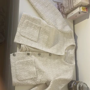 Fin jacka/tröja/kofta från hm - Lite glittrig, silver knappar, vit och med två fickor i fram🤍