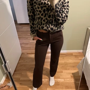 Bruna kostymbyxor från Vero Moda - Bruna kostymbyxor från Vero Moda. 