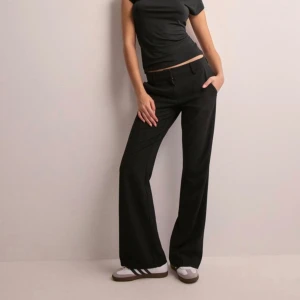 Nelly kostymbyxor  - Kom privat för egna bilder!!  Säljer mina jättefina Nelly komstym byxor pga att de är alldeles för stora för mig då dom är i storlek M. De är använda ca 5-7 gånger och helt utan slitage i super bra skick!!!