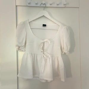 Tröja med knytning från Gina Tricot  - Säljer min superfina vita tröja från Gina Tricot då den tyvärr är för liten för mig! Endast använd en gång🌟