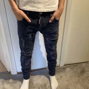 Dsquared2 jeans  - Tja säljer mina super unika dsquared2 jeans, med de snyggaste slitningarna. De är i storlek 44 och modellen är ca 171 cm och väger ca 55kg. Nypris på denna modell är cirka 7600kr , mitt pris 1399. De är i nyskick.Hör av er😁 frågor eller funderingar