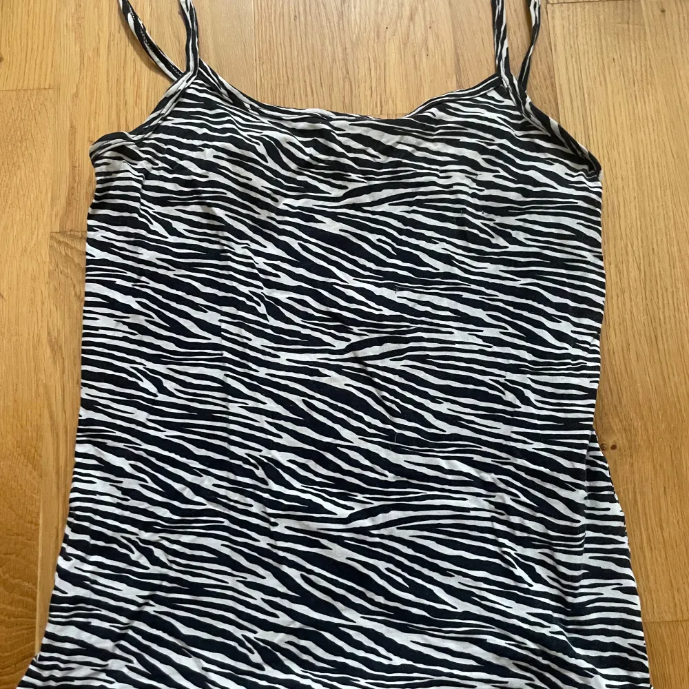 Sjukt coolt zebra linne som inte kommer till användning, passar xs-m och är i bra skick🥰skriv privat om ni vill diskutera pris eller någon annan fråga . Yläosat.