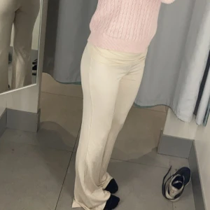 Beige byxor - Säljer ett par snygga beige byxor som är perfekta för sin vardag. De har en skön passform och är gjorda i ett mjukt material. Man kan dom som höga och skit snygga lågmidjade,Perfekta att matcha med en stickad tröja eller en mysig tröja