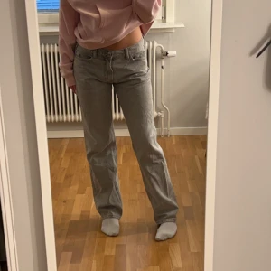 Low straight jeans - Ljusgråa low straight jeans från gina tricot i storlek 36. Välanvända och lite slitna längst ner. Har satt in ett snöre i midjan för att de ska sitta bättre🤍 Nypris 500kr