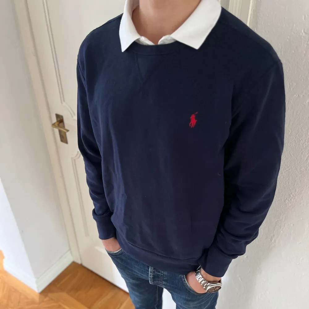 As snygg mörkblå sweatshirt från Ralph Lauren, storlek M, skick 9/10, original pris 1 799kr vårat pris 699kr, skriv om du har frågor🙌✅. Tröjor & Koftor.