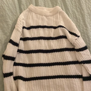 Stickad tröja använd några ggr i bra skick  - Jätte fin i bra skick stickad tröja 