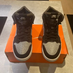 Jordan 1’s - Tjena, säljer nu dessa Jordan 1’s, de är bara använda Max 5 gånger. Box tillkommer, skriv i dm ifall du är intresserad 👍💯