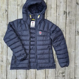 Fjällräven jacka - Säljer nu min fjällräven jacka då den ej kommer till användning! Använd fåtal gånger!