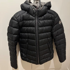 Colmar jacka - Colmar jacka i fint skick. Endast använd ca 1 vinter. Säljer då den blivit för liten, inga skador. Alla dragkedjor funkar osv. Frakt tillkommer🥰 Storlek 42 i italiensk storlek vilket motsvarar S. Passar XS/S