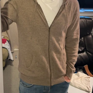 Cashmere zip-hoodie Davida beige - 100% kashmir huvtröja med dragkedja från Davida.  Nypris: 2 799kr  Tveka inte på att höra av er vid funderingar🙏