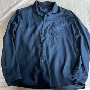Blå Skjorta - Zara - Storlek M  - Blå skjorta från Zara i storlek M. Relaxad fit, men har en ganska normal passform. Funkar som en overshirt till en vit T-shirt eller liknande. 