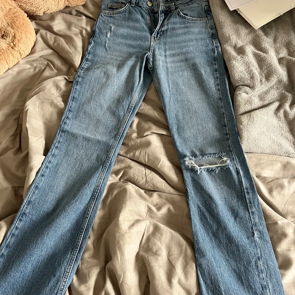 Super fina utsvängda blå jeans från gina tricot! Snyggt hål på knät och detalj syns på bild 4. Säljer pga alldeles för små och långa för mig. Lite slitna längst ner men annars inga fel.. Jeans & Byxor.