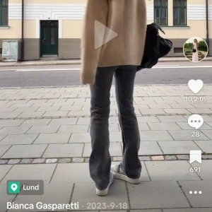 Mayla jeans  - Bootcut jeans från Mayla. Storlek 25, midjemått 75cm och Innerbenslängd 82cm. Grå/gröna. 