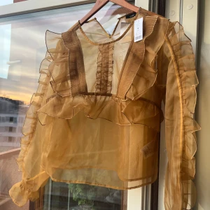 Blus  - Säljer då den inte kommit till användning därav är den helt oanvänd!