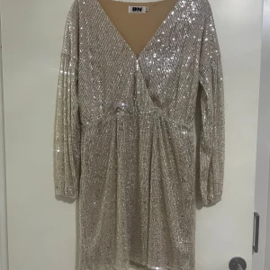 Dennis Maglic Klänning - Jätte fin, bandet saknas dock Fint skick