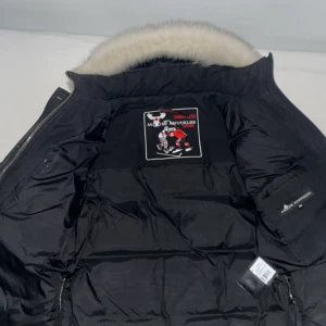 Moose knuckles - Fin jacka och bra skick den värmer bra på vintern. storlek M men passar S