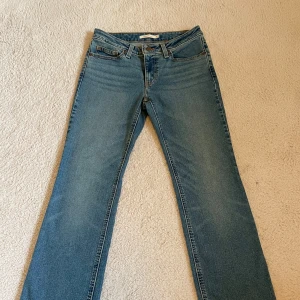 Levis jeans - Blåa Levis jeans i modellen Superlow boot! Använda ett fåtal gånger✨