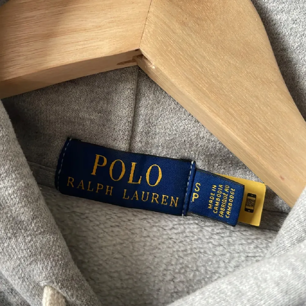 En riktig snygg hoodie från ralph lauren. Den är i toppen skick och säljer då jag inte använder den så mycket.. Hoodies.