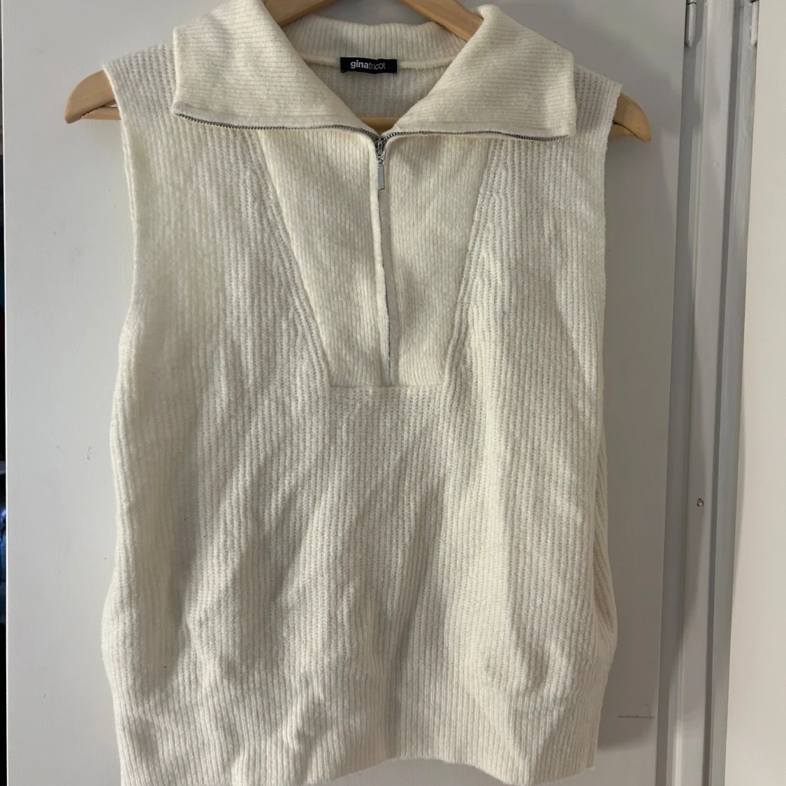 Vit stickad väst från Gina Tricot