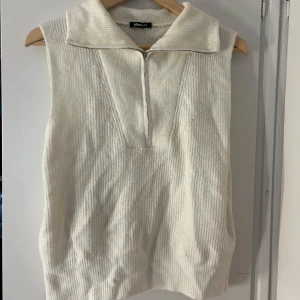 Vit stickad väst från Gina Tricot - Säljer en superfin vit stickad väst från Gina Tricot. Knappt använd.
