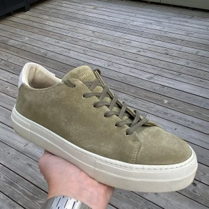 Gröna Sneaky Steve skor - Säljer morsans gröna Sneaky Steve skor som tyvärr va för små för henne. Dem är storlek 38 men passar även runt 38 också. Skick : 9/10. Nypris runt 1300kr. Får 50% av priset från morsan så hjälp till att stötta . PRISET KAN DISKUTERAS VID SNABB AFFÄR.