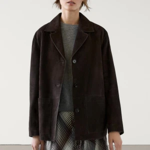 Mocka jacka  - Säljer min mocka jackan från Massimo dutti i stolek xs. Helt slutsåld säljer för 4000kr annars lämnar jag tillbaka den bara