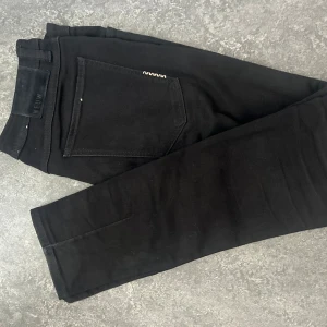 NEUW Jeans - Ett par mycket fina NEUW Jeans i svart färg. Jeansen är i nyskick 