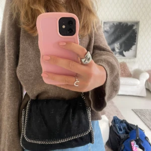 Stella McCartney fabella crossbody bag  - Säljer min jätte fina Stella McCartney väska🙌 köpte den för ca 3 år sedan på nk. Väskan är använd men i bra skick, dock är det sminkfläckar innuti (bild 4) men inget som man tänker på ❤️