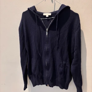 Cashmere hoodie zip - En cashmere Hoodie zip från det exklusiva märket Barlucio. Den här hoodien är Limited edition och finns inte kvar längre. Jag säljer för endast 499kr! Hoodien är använd men bra skicka  8,5/10. Skriv vid minsta fundering:)