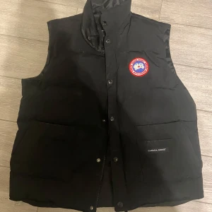 Canada goose väst - Hej säljer nu min svarta Canada goose väst då jag ej gillar den längre, den e storlek M. Enda negativa är att den hade ett litet hål men det är igen sytt så syns knappt. Hör av er vid fler funderingar. Bvsa 