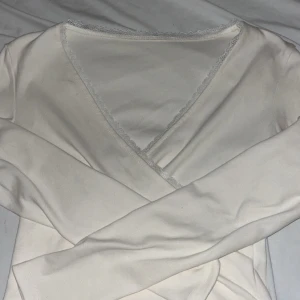 Tröja - Super gulliga tröja som jag ej kan använda eftersom den ver för kort för mig, den andra bilden är lånad av tjejen jag köpte av!💗 har inte använt den sen jag köpte den(endast provat)