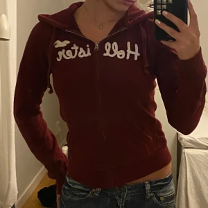 Hollister zip-up - Vinröd zip-up hoodie från hollister❤️