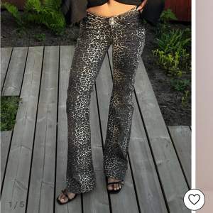 Säljer ett par snygga leopardmönstrade byxor med bootcut-stil. De är lågmidjade.  Sluta sålda Nelly jeans  Stl 36 små i modellen så skulle klassa dem. som 34or. Inga personliga bilder då dom är för små för mig 750 + frakt 