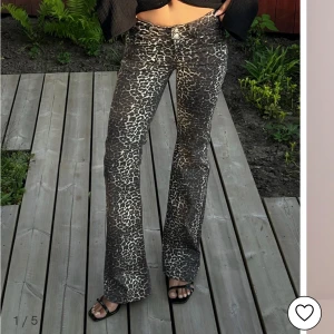 Leopardmönstrade byxor - Säljer ett par snygga leopardmönstrade byxor med bootcut-stil. De är lågmidjade.  Sluta sålda Nelly jeans  Stl 36 små i modellen så skulle klassa dem. som 34or. Inga personliga bilder då dom är för små för mig 750 + frakt 