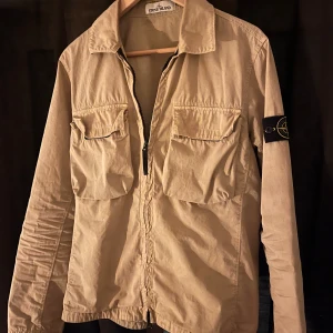 Stone Island overshirt M - En riktigt fet Stone Island overshirt i storlek M. Skick 8/10, hör av er vid frågor!