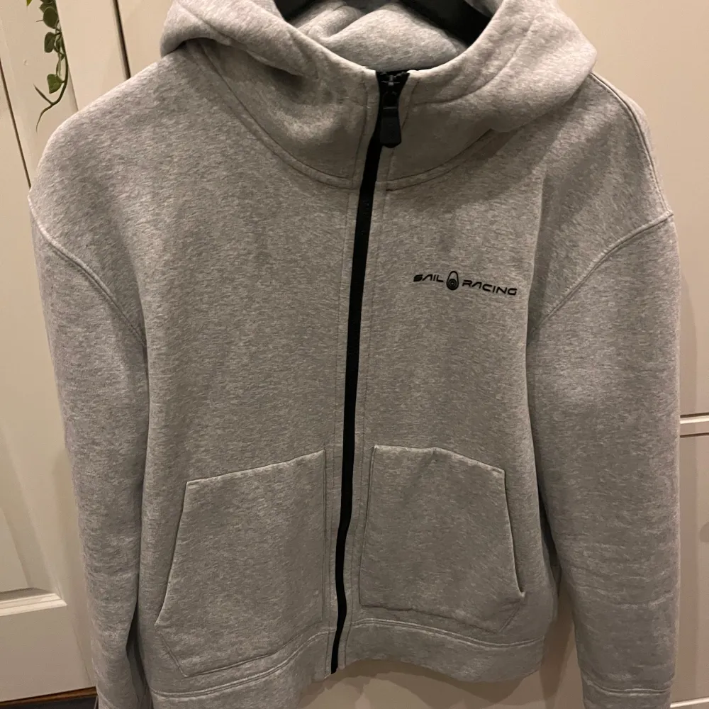 Sparsamt använd zip hoodie från sail racing i storlek 176.. Hoodies.