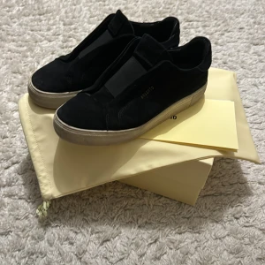 Axel arigato - Säljer dessa arigato skor som är för små. Skorna är ganska slitna och har två håll i botten på dom men det är inget man känner av. Det är storlek 40 men dom är stora i storleken. 