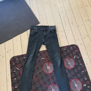 Replay jeans - Säljer nu mina nya Replay jondrill jeans i storlek 30:32 färg mörkgrå kond 9/10 ny pris runt 1500 mitt pris 400