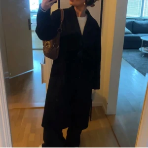 Kappa  - Super fin kappa tjock materialet perfekt nu när det börja bli kallt har dock inte kvar bandet men man kan knäppa den i midjan den är även knappt använd, pris kan diskuteras.