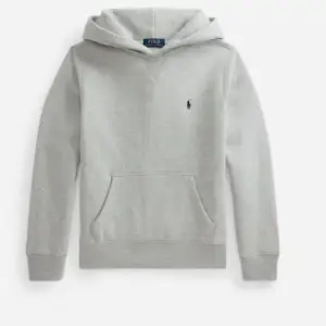 Grå Ralph Lauren hoodie, storlek XL barn(163-174cm). Inga skador. Köpt på kidsbrandstore. Nypris 1195 kr. Hör av er vid minsta fundering🙂