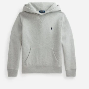 Ralph lauren hoodie - Grå Ralph Lauren hoodie, storlek XL barn(163-174cm). Inga skador. Köpt på kidsbrandstore. Nypris 1195 kr. Hör av er vid minsta fundering🙂
